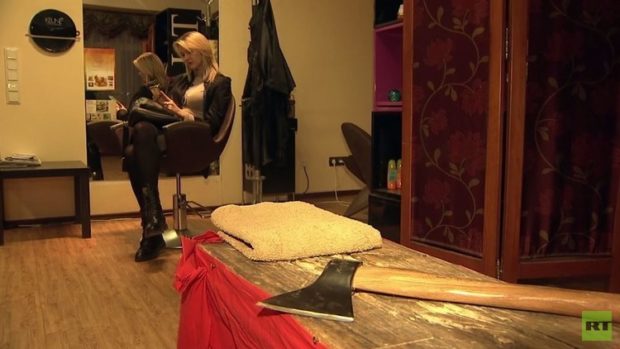 فيديو: حلاق روسي يقوم بقص شعر