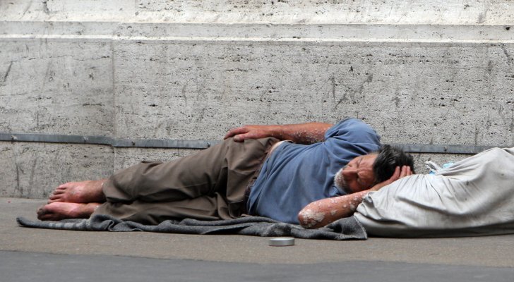 مصريان يرميان والدهما في الشارع بعد