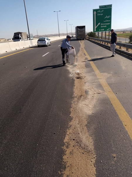 إنسكاب حمولة شاحنة ديزل على طريق