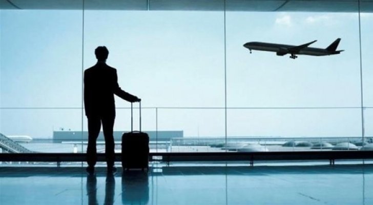 سائح عالق في أحد مطارات الفلبين