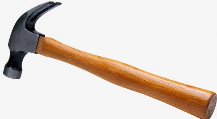 سوري يقتل زوجته ويحطم رأسها بمطرقة