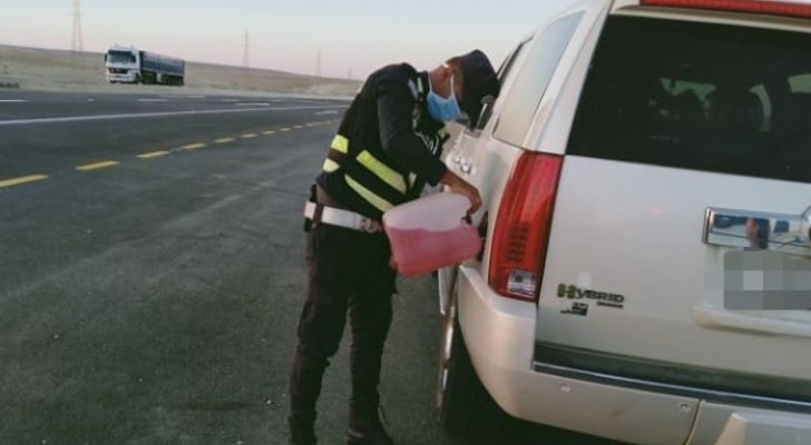 الأمن العام يساعد مواطنا نفد البنزين