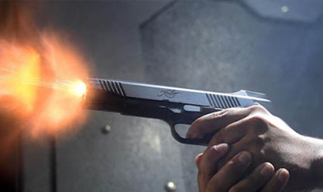 شخص يقتل والدته رميا بالرصاص ويصيب