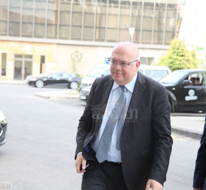 مكافحة الفساد تحجز على أموال وزير