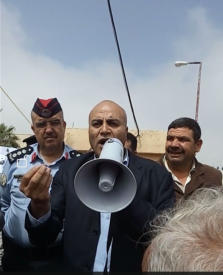 المزار الجنوبي.. مواطنون وتجار يعتصمون رفضا