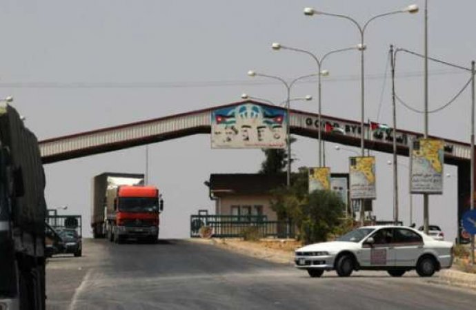 الحكومة تسمح بعودة ’المناولة‘ للشاحنات الأردنية