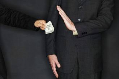 المدعي العام يوقف سائقا عرض رشوة