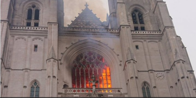 حريق ضخم في كاتدرائية نانت غرب