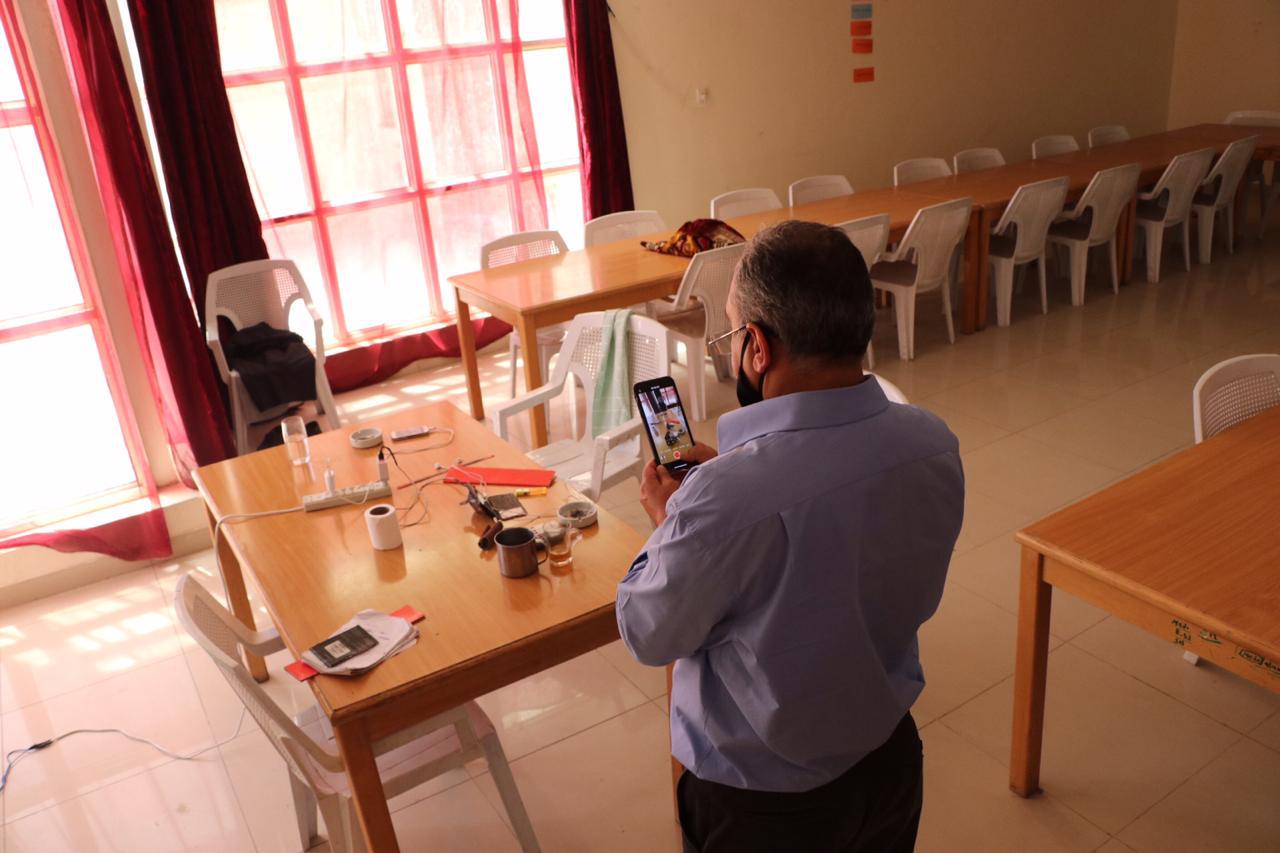 ماذا التقط الوزير فارس البريزات بهاتفه..