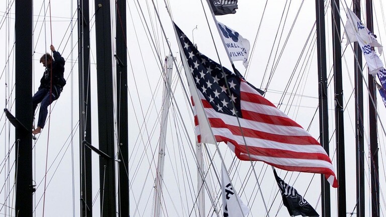 ترامب يأمر بتنكيس الأعلام