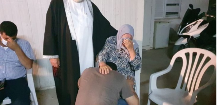 فلسطيني يعتذر لأمه بعدما ازدراها وسكب