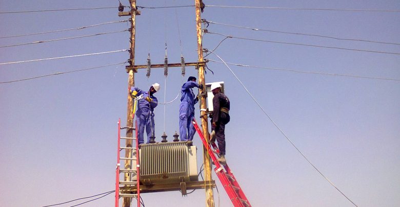 العاملون في شركة الكهرباء.. بين مخالب