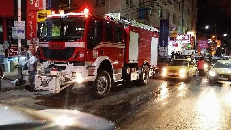 إلقاء إسطوانة غاز مشتعلة على صالون