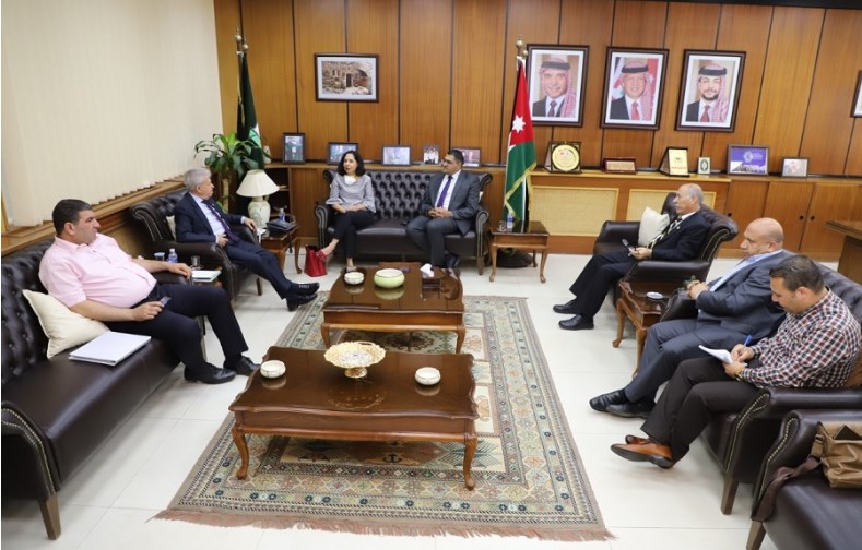 «اليرموك» تبحث انشاء كلية جامعية متوسطة