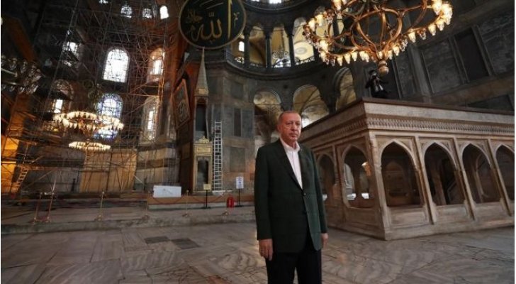 أردوغان يشارك بأول صلاة في آيا