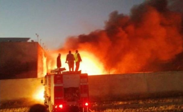 وفاة و12 إصابة بحريق منزل في