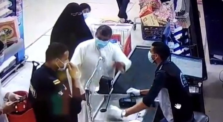 كويتي يهين كرامة وافد مصري بطريقة