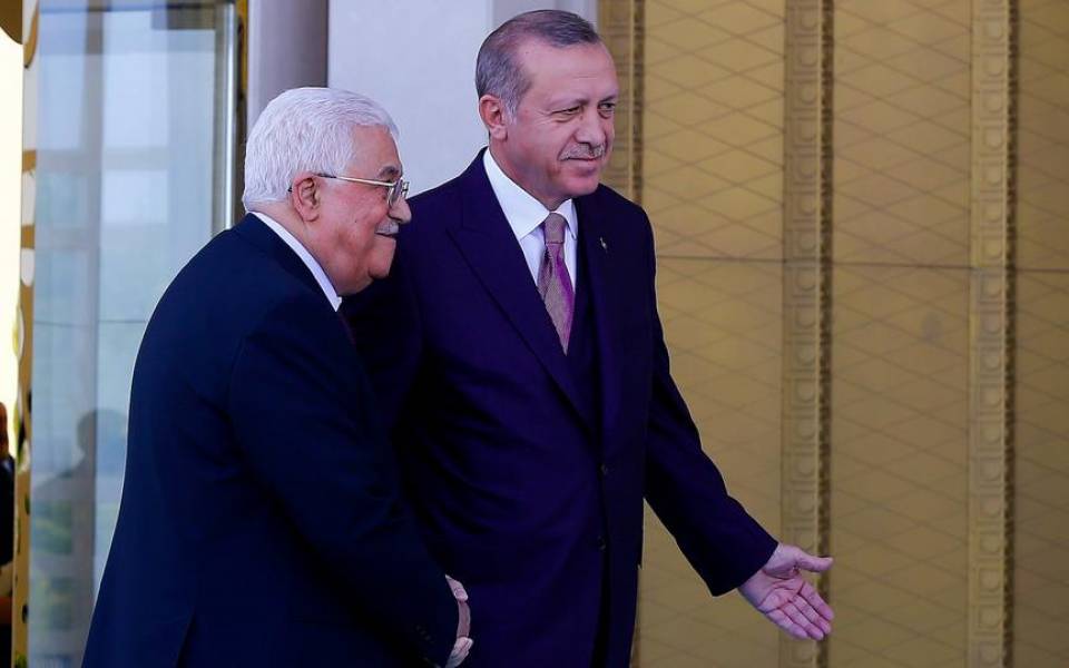 أول رئيس عربي يهنئ أردوغان بتحويل