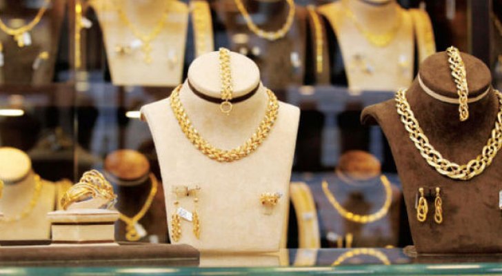 الأردنيون يقبلون على بيع مدخراتهم من