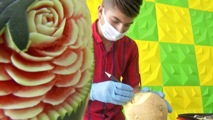 أردني ينحت أشكالا على الفاكهة ليجذب