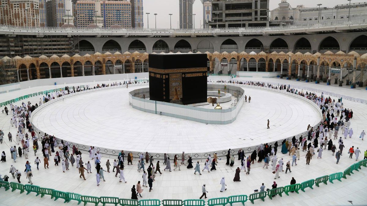 الحجاج يمضون ساعات العزل الأخيرة عشية