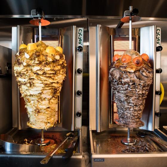 الأمن يوقف مالك مطعم الشاورما وموظفين