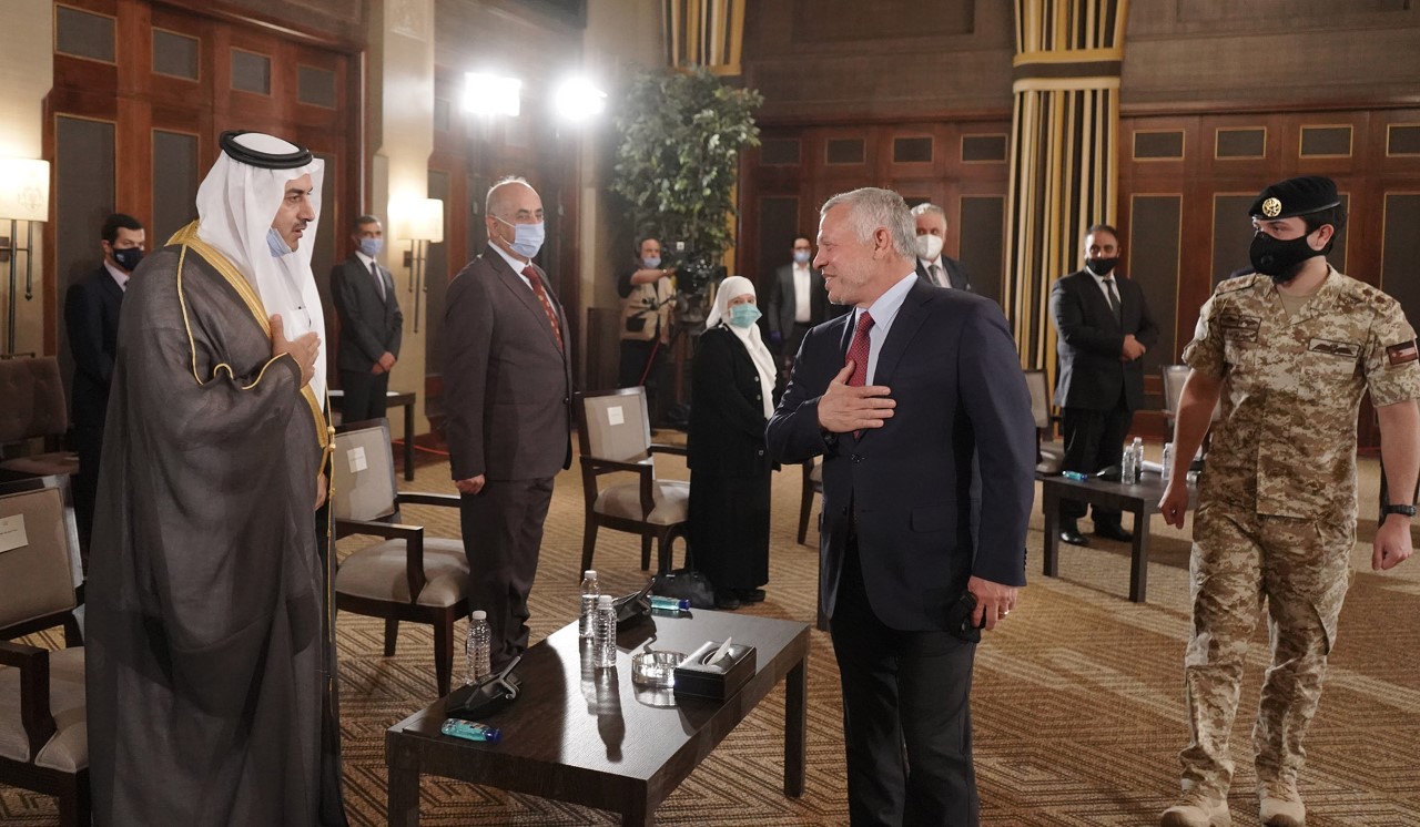 الملك يلتقي وجهاء وشخصيات من مختلف