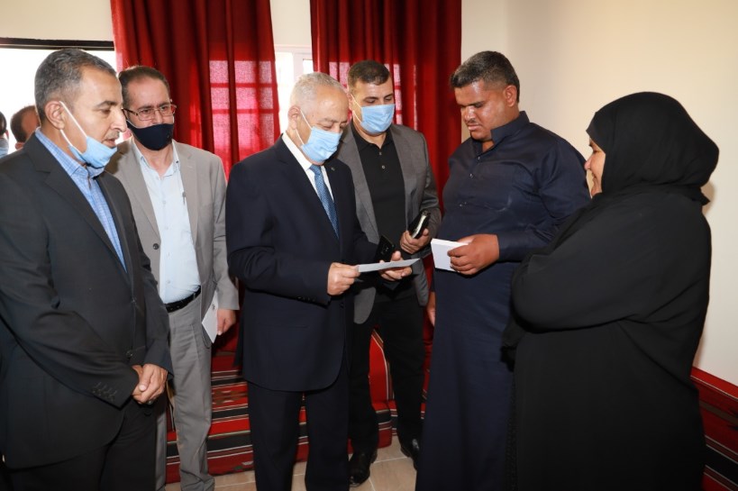 العيسوي يسلّم مسكنين لأسرتين عفيفتين بوادي