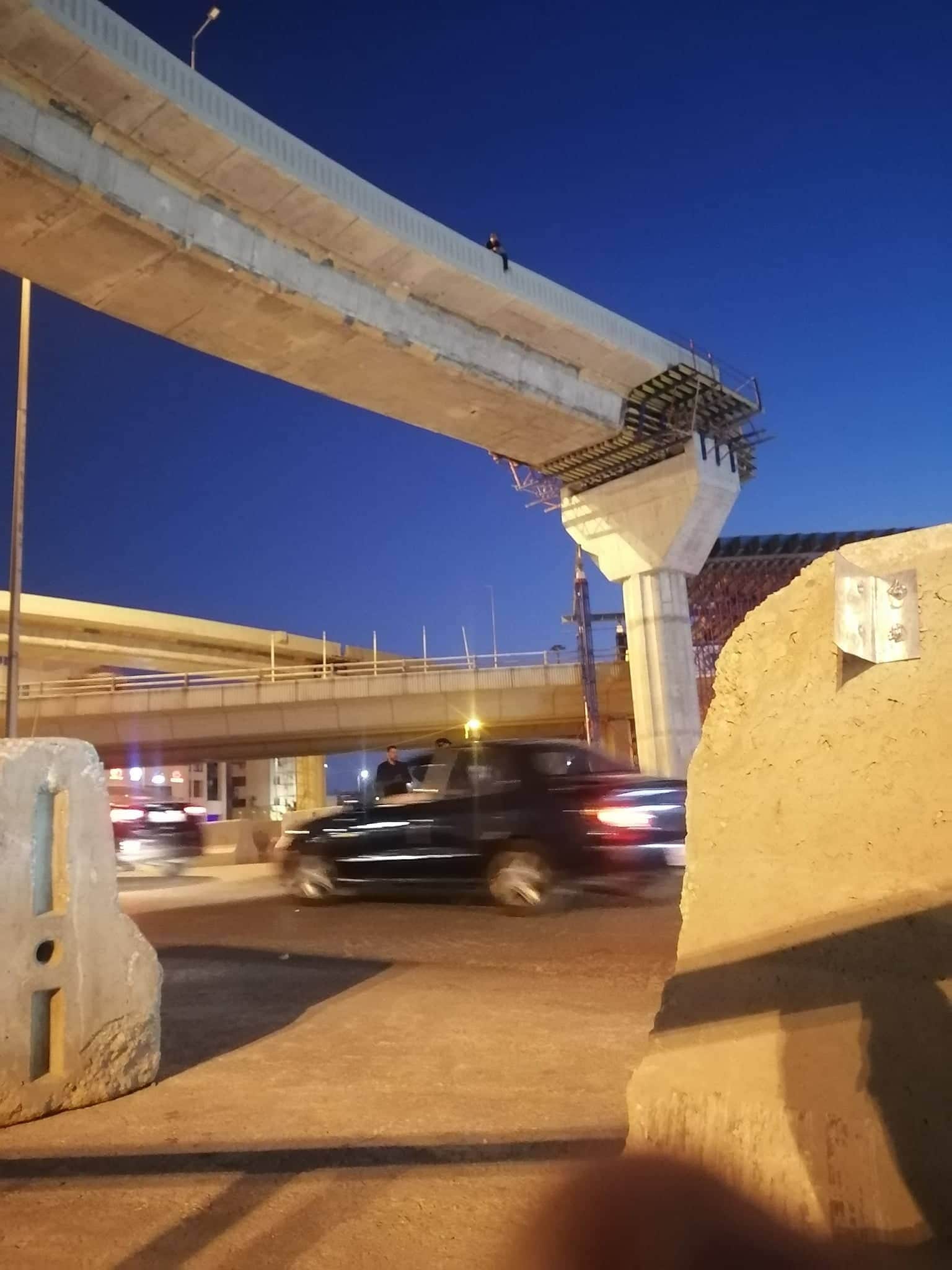 شاب يهدد بالانتحار من أعلى جسر