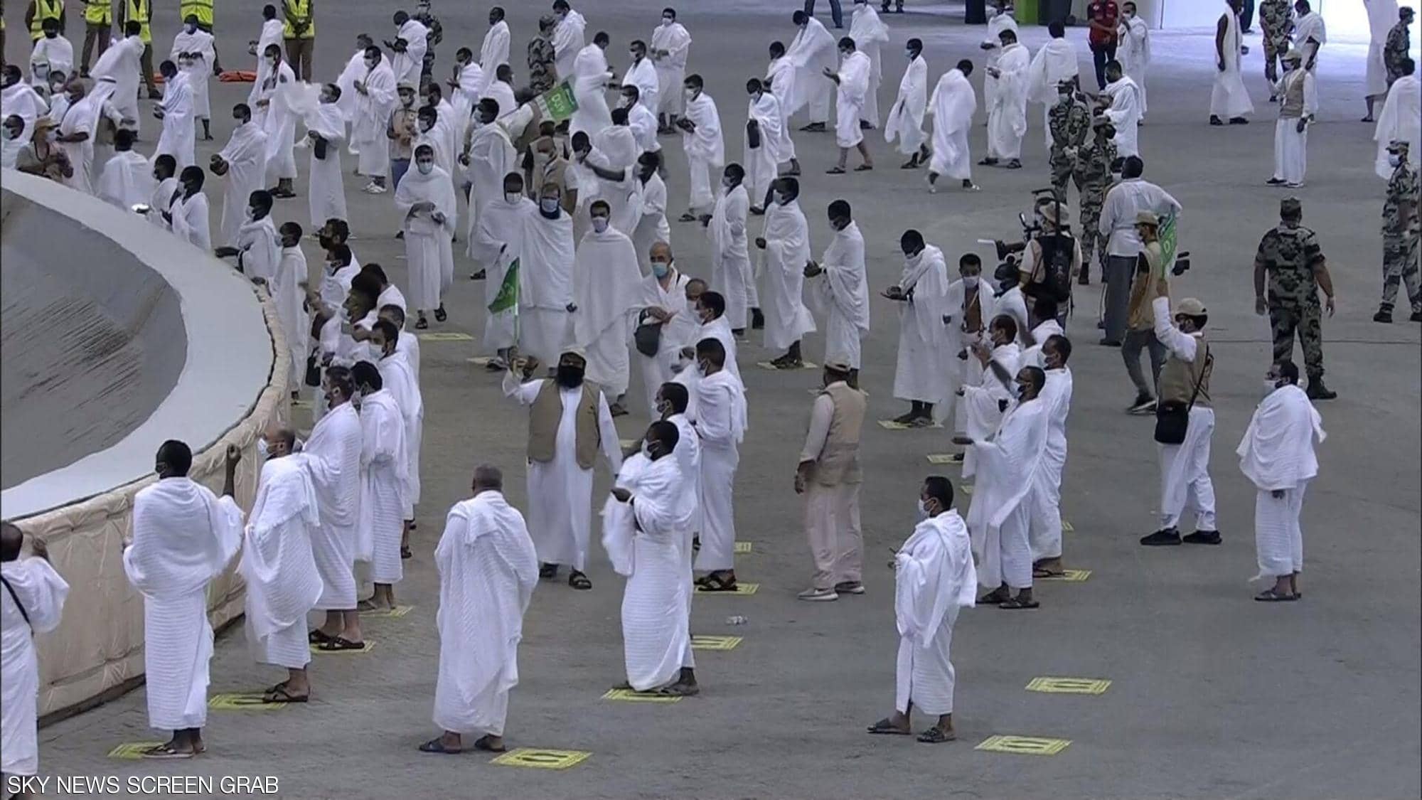 الحجاج يرمون جمرة العقبة (صور)