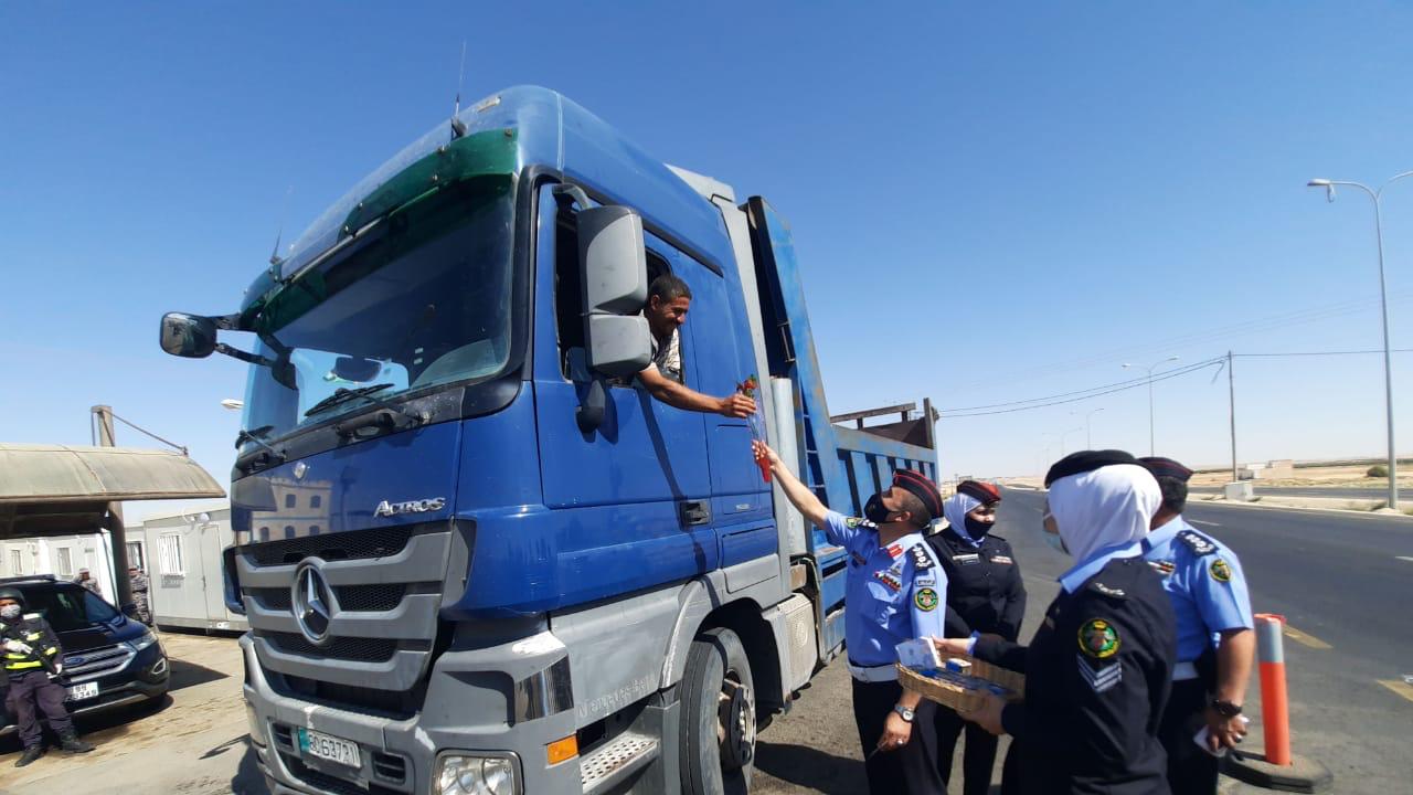 مديرية الامن العام توزع بطاقات معايدة