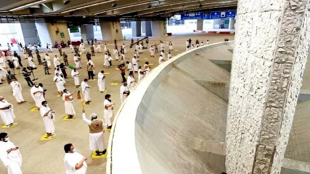 ضيوف الرحمن يرمون الجمرات في أول