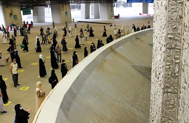 الحجاج يرمون الجمرات في أول أيام