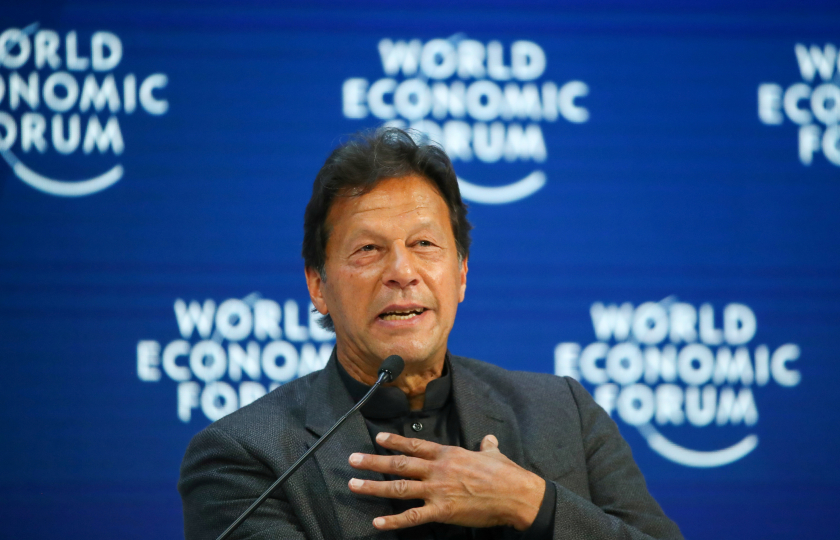 عمران خان: نجحت في منع صدام