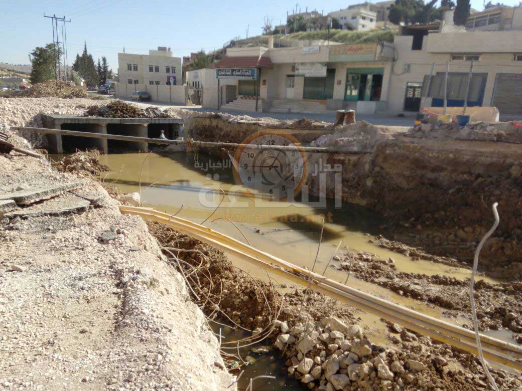 انفجار انابيب مياه بجانب سيل مياه