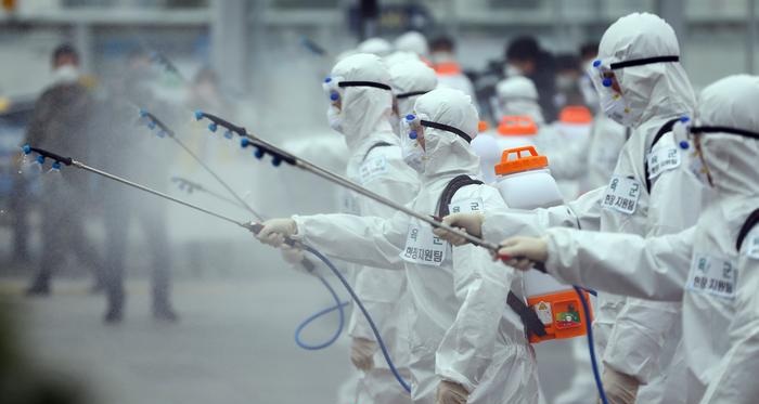 إصابات كورونا تتجاوز 18.3 مليون في