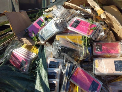 مواطنون يشتكون من رداءة ملحقات الهواتف