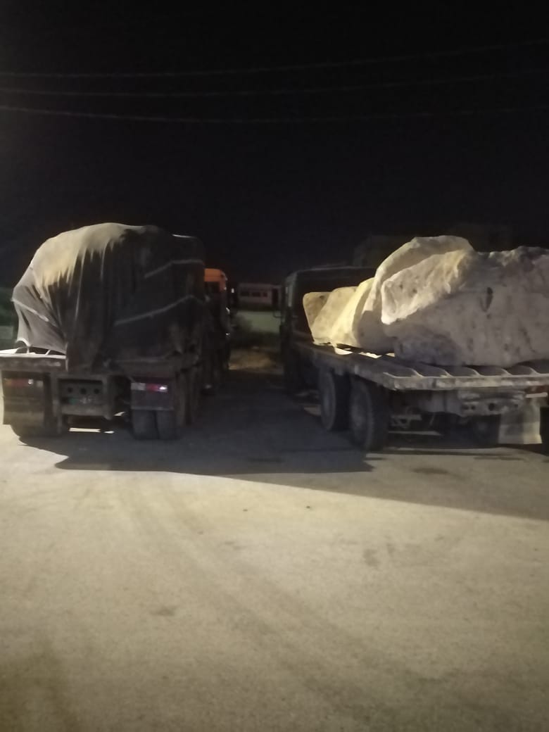ضبط 4 شاحنات محملة بالبازلت المستخرج