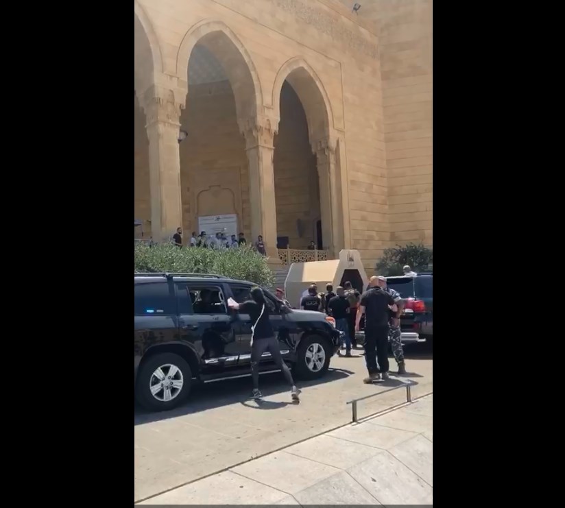 محتجون يتعرضون لموكب الحريري في وسط