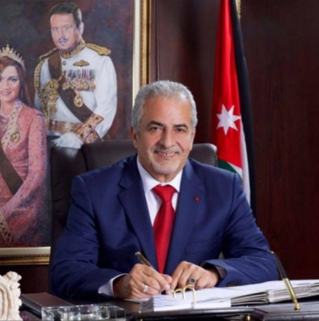 أسرة جامعة عمان الأهلية تتبادل التهاني