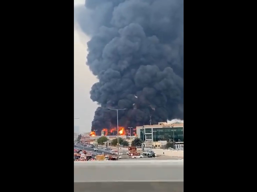 حريق ضخم في سوق شعبي بإمارة