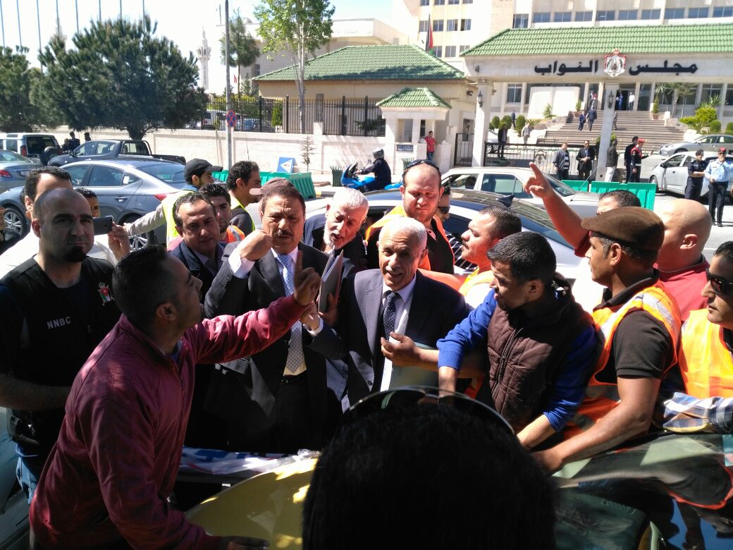 بالصور .. أصحاب التكاسي يحتجون ضد