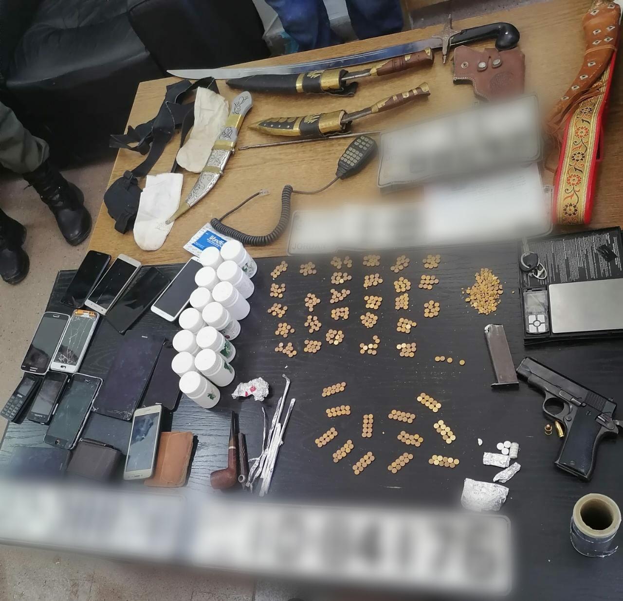 ضبط مطلوب بحوزته مواد مخدرة وسلاح