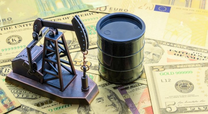 النفط ينخفض