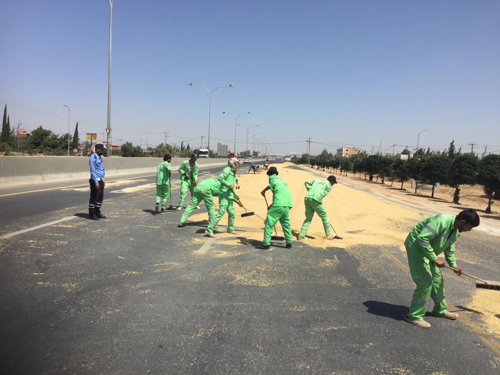 سقوط حمولة احدى الشاحنات على طريق