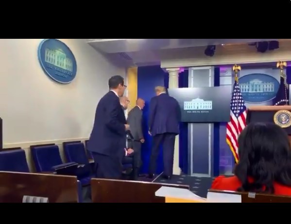 الخدمة السرية تخرج ترامب من قاعة