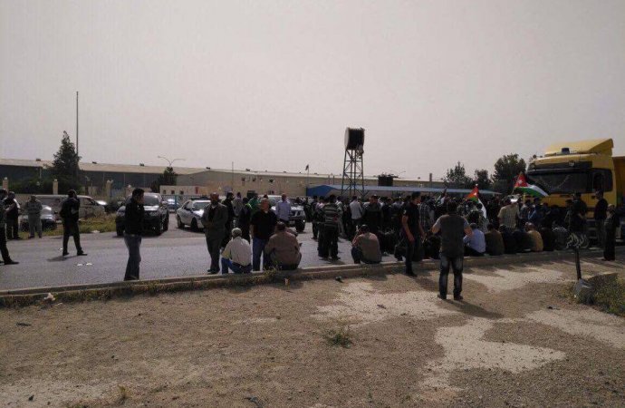 مفصولون من مصنع الكابلات يغلقون طريق