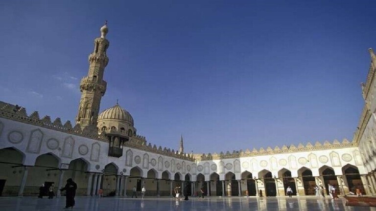 الأزهر يندد بإضرام النار بمسجد في