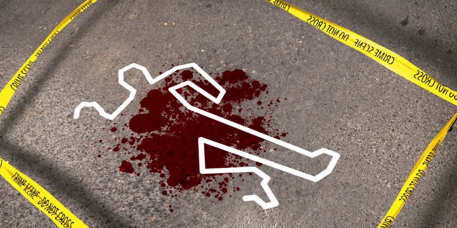 أربعيني يقتل سيدة ويصيب ابنها طعنا