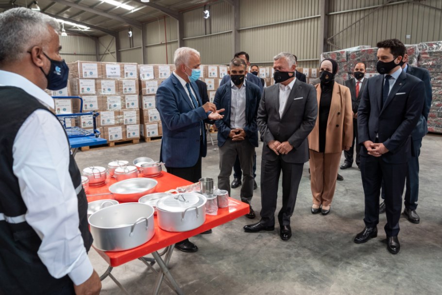 الملك يزور مستودعات الهيئة الخيرية الأردنية